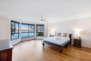 Iron/ironing board, travel cot, WiFi, bed sheets - Lakeview Retreat in Charmhaven (Charmhaven)