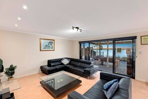 TV - Lakeview Retreat in Charmhaven (Charmhaven)