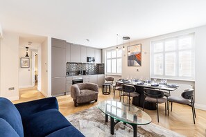 Ein modernes Apartment mit Küche, Essbereich und Wohnzimmer.