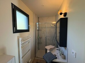 Haartrockner, Handtücher, Seife, Toilettenpapier