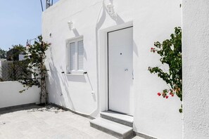 Exterior detail - Black Sand Santorini Studio - 20m from Perissa Black sand beach (Perissa)