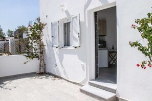Exterior detail - Black Sand Santorini Studio - 20m from Perissa Black sand beach (Perissa)
