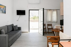 Living area - Black Sand Santorini Studio - 20m from Perissa Black sand beach (Perissa)