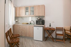 Private kitchen - Black Sand Santorini Studio - 20m from Perissa Black sand beach (Perissa)