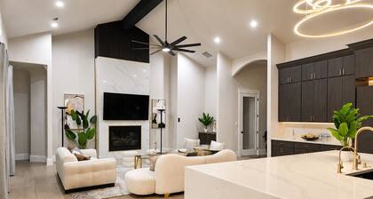 The Manor by Zkora Homes: Luxury Executive Estate with Ensuite rooms - Sleeps 15