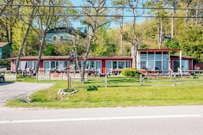 Exterior - Lakeview Apartment #5 at Chimney Corners Resort (Frankfort)
