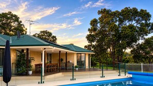 A house with a pool, outdoor seating, and a covered patio. - Private Estuary Retreat | Pool & Sunrise Views - 1.5hrs from Perth (Herron)