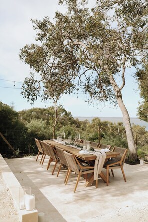 Outdoor dining - 1.5 hour from Perth - Family Home, Intimate Retreat Space with Estuary Views (Herron)