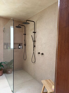 Shower, hair dryer, towels, soap - 1.5 hour from Perth - Family Home, Intimate Retreat Space with Estuary Views (Herron)