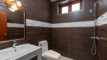 Family Villa, Pool View | Bathroom