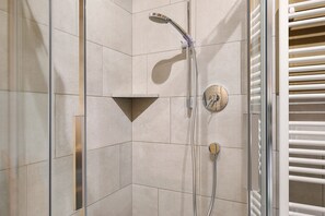 Shower, hair dryer, towels - Apartment 'Sonnenblume' with Mountain View, Balcony and Wi-Fi (Meltina)