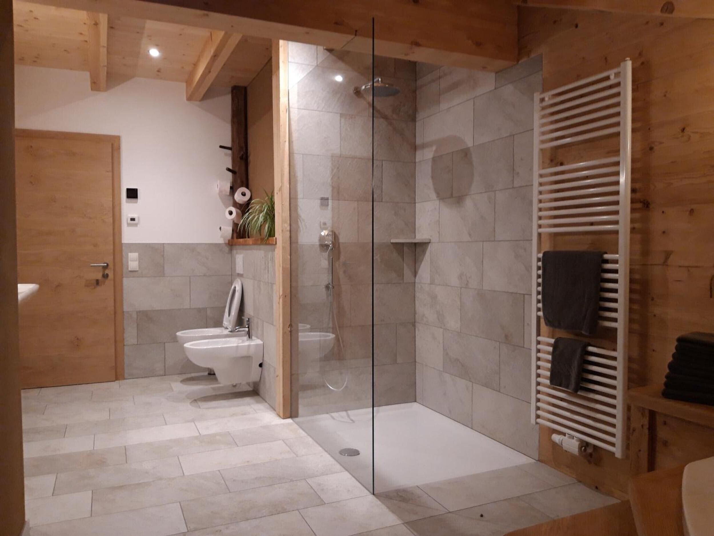 Douche, sèche-cheveux, serviettes fournies