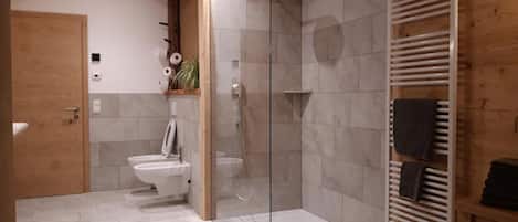 Dusche, Haartrockner, Handtücher