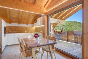 Outdoor dining - Apartment 'Vergissmeinnicht' with Mountain View, Balcony and Wi-Fi (Meltina)