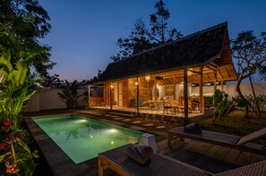 A modern house with a swimming pool, outdoor seating, and a dining area. - Villa We We - 1 Br (Pecatu)