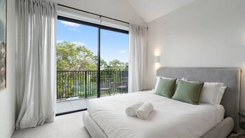 4 bedrooms, desk, free WiFi, bed sheets