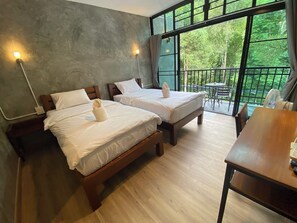 Habitación estándar con 2 camas individuales, vista a la montaña | Escritorio, espacio para trabajar con laptop y wifi gratis 