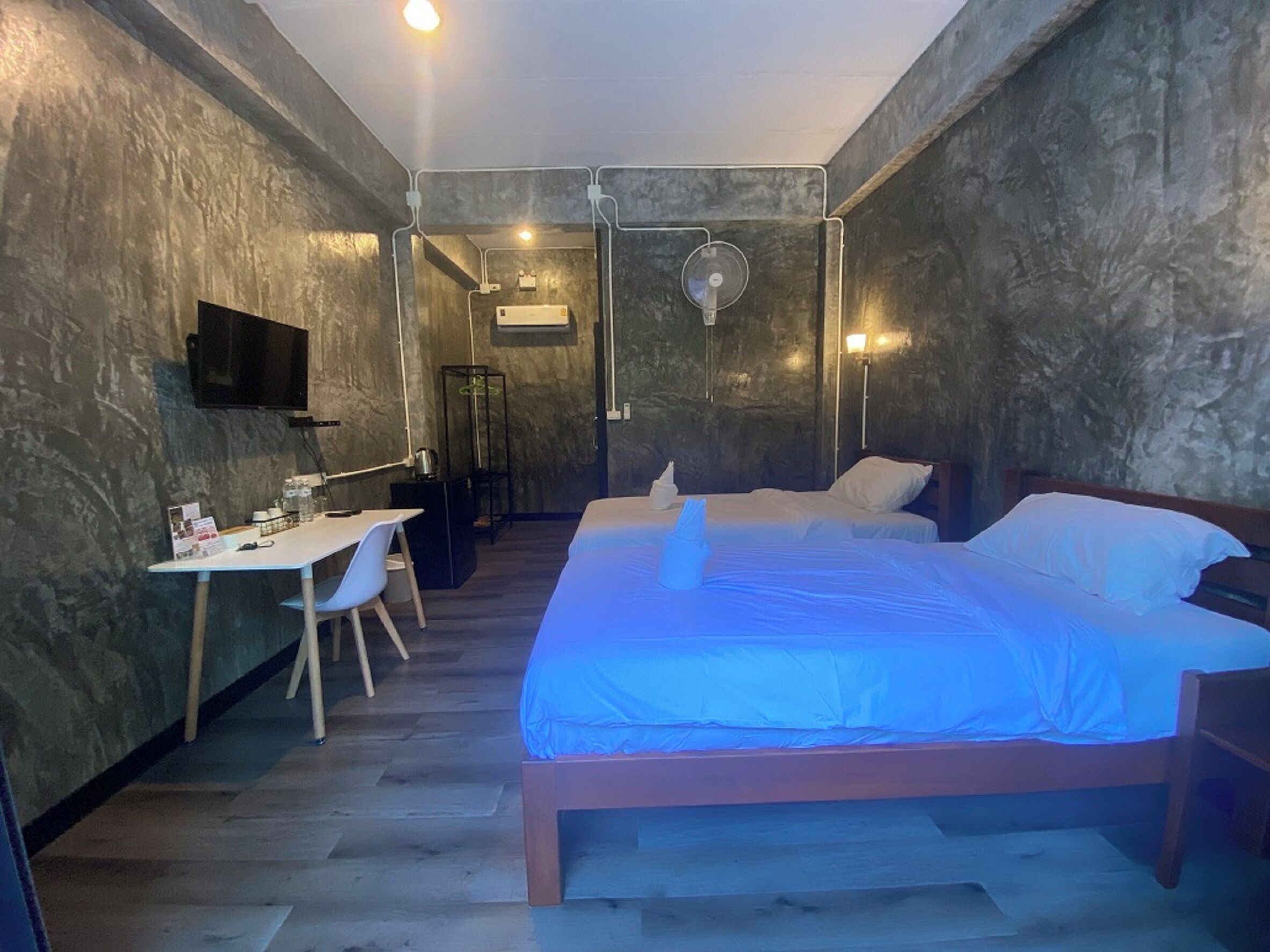 Standard Twin Room, Mountain View | Desk, laptop workspace, free WiFi