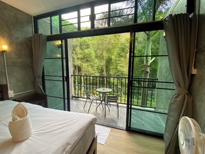 Habitación estándar con 2 camas individuales, vista a la montaña | Escritorio, espacio para trabajar con laptop y wifi gratis 