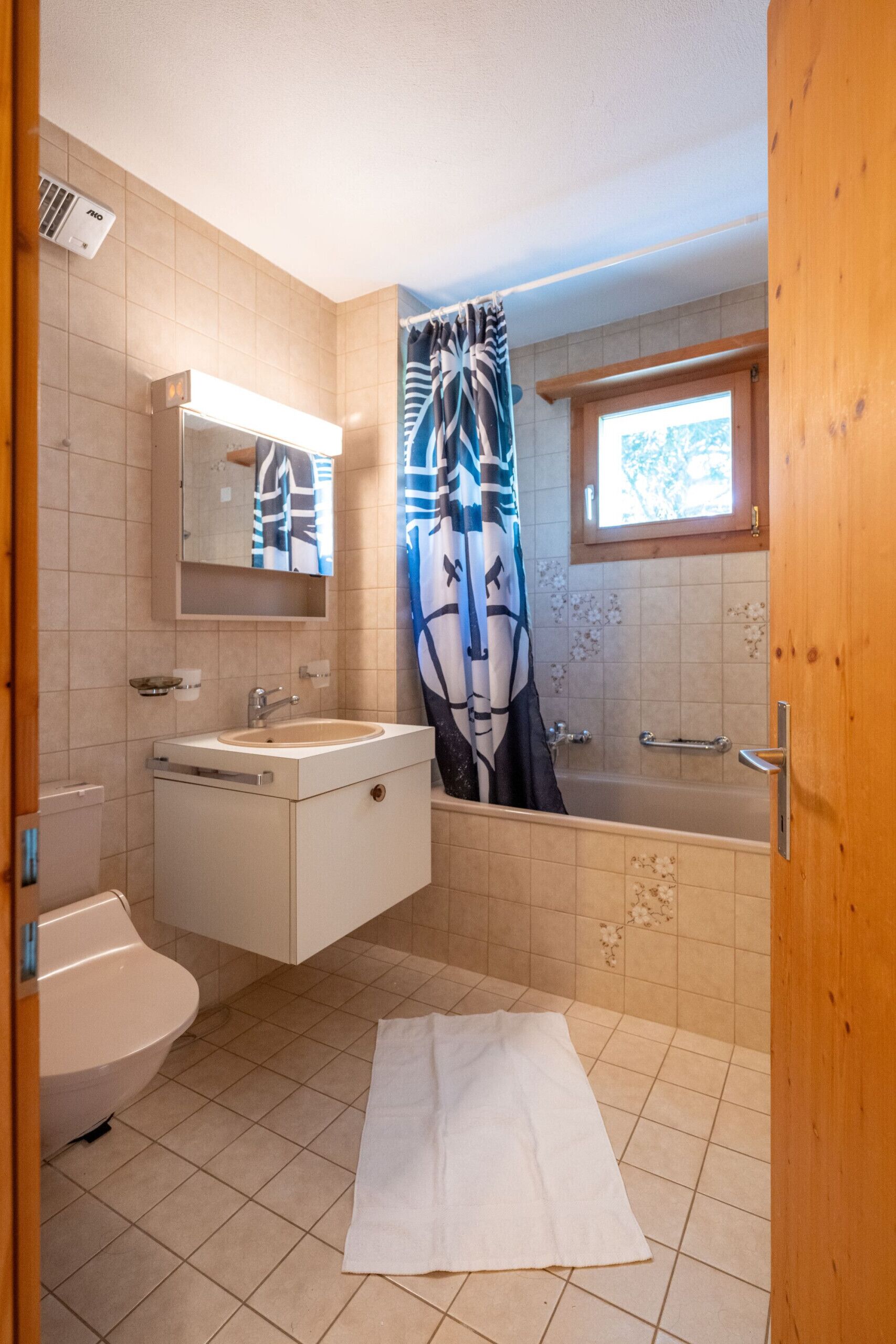 Douche, sèche-cheveux, serviettes fournies