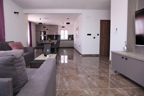 Luxe appartement, 3 slaapkamers, airconditioning, uitzicht op zee | Woonruimte