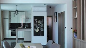 Superior Apartment, 3 Bedrooms, Air conditioning, Partial Sea View | Dining