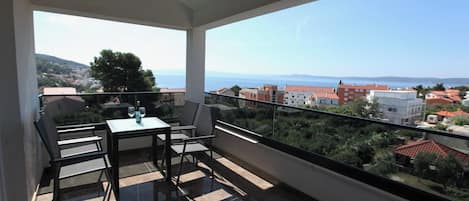Appartamento Deluxe, 3 camere da letto, aria condizionata, vista mare | Ristorazione all'aperto