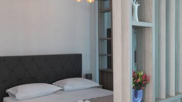 Appartamento Superior, 3 camere da letto, aria condizionata, vista mare parziale | Tende oscuranti, ferro/asse da stiro, Wi-Fi gratuito