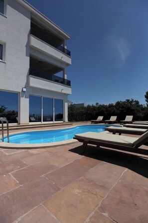 Seasonal outdoor pool, pool umbrellas, pool loungers -  Luxury Seaside Villa PIA Ground Floor (Okrug Gornji)
