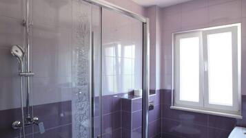 Luxe appartement, 3 slaapkamers, airconditioning, uitzicht op zee | Badkamer