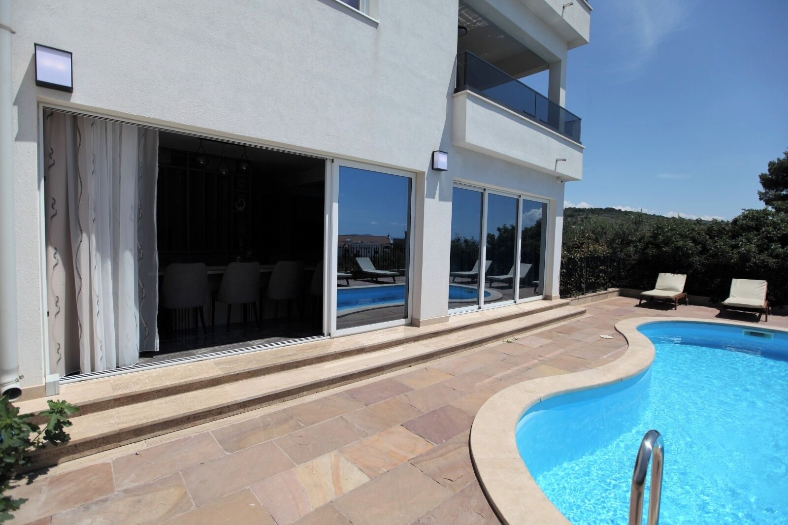 Appartamento Superior, 3 camere da letto, aria condizionata, vista mare parziale | Piscina | Piscina stagionale all'aperto, ombrelloni da piscina, lettini