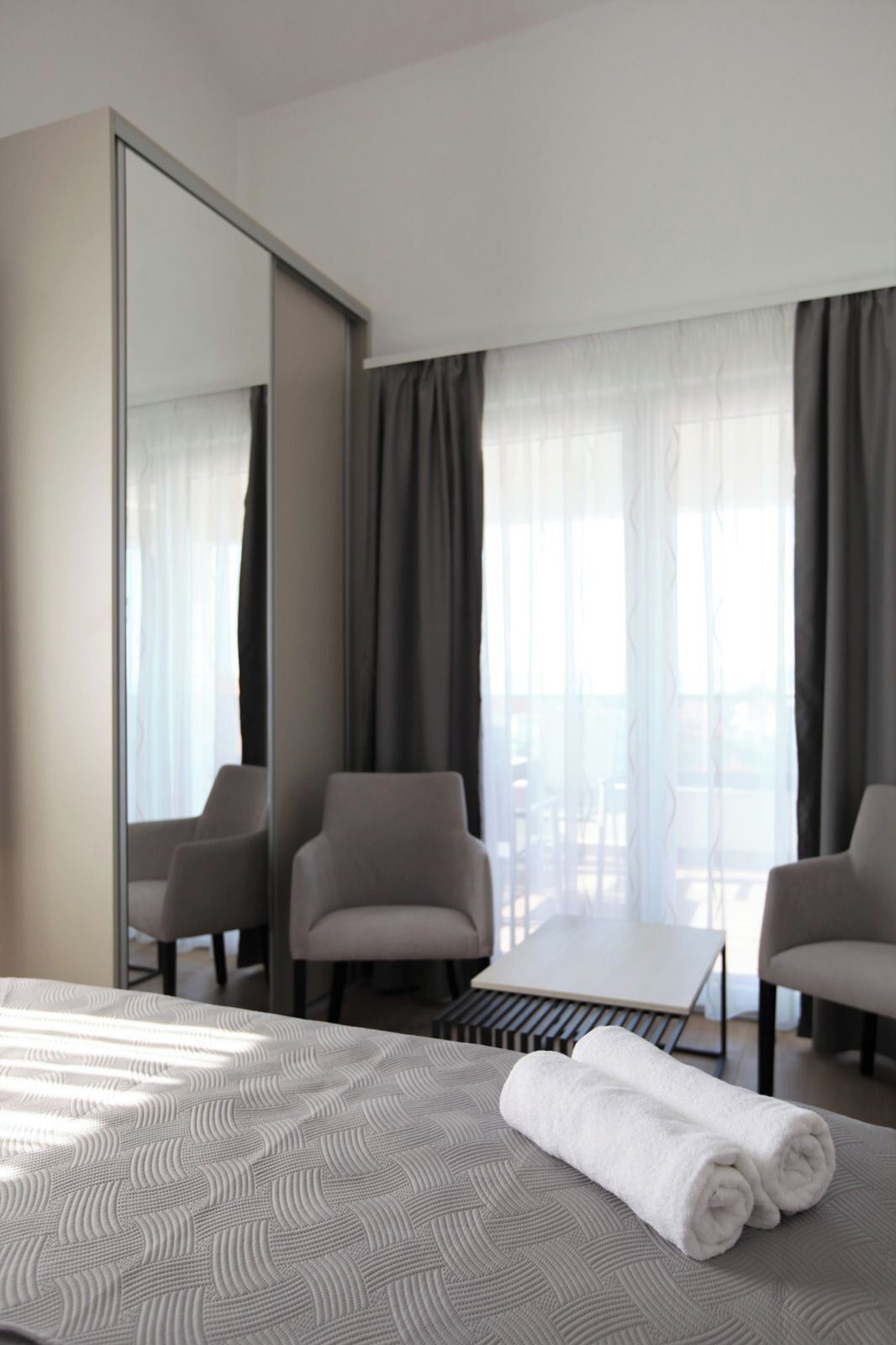 Deluxe appartement, 3 slaapkamers, airconditioning, uitzicht op zee | Verduisterende gordijnen, een strijkplank/strijkijzer, gratis wifi