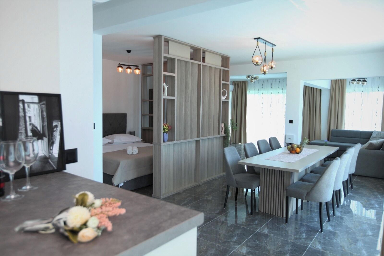 Superior appartement, 3 slaapkamers, airconditioning, gedeeltelijk uitzicht op zee | Verduisterende gordijnen, een strijkplank/strijkijzer, gratis wifi