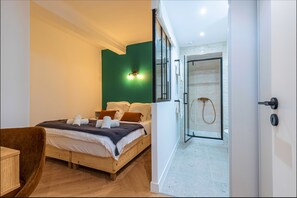 2 chambres, coffres-forts dans les chambres, bureau