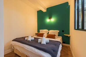 2 bedrooms, in-room safe, desk, iron/ironing board