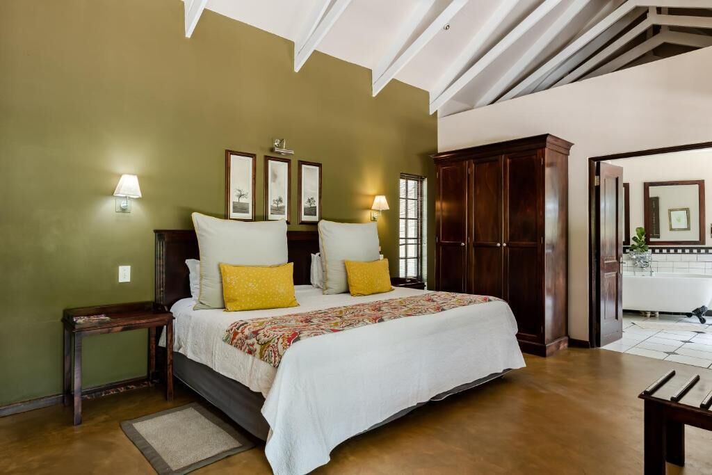 Family Room | Minibar, in-room safe, desk, free WiFi