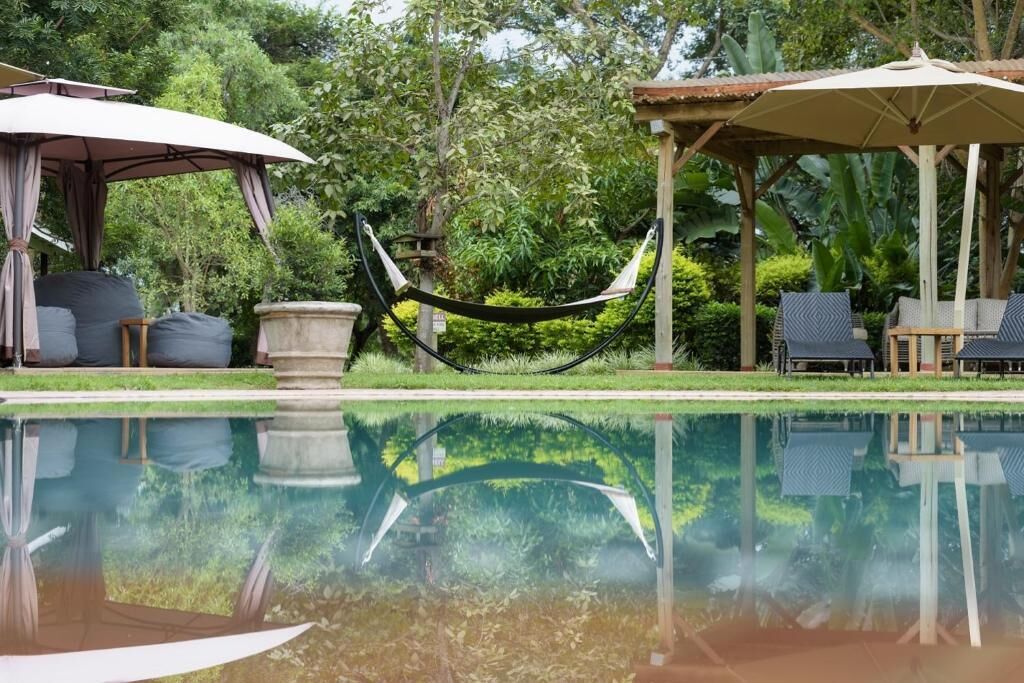 Kolam renang outdoor, dengan payung kolam renang dan kursi berjemur