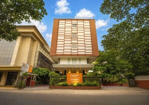 Un edificio moderno con un letrero que dice 'bloom boutique' y un cielo despejado.