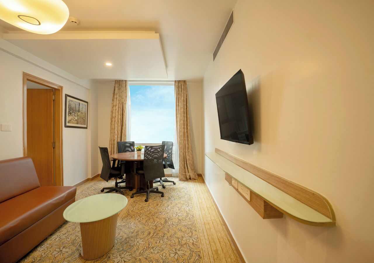 Signature Suite | Desk, laptop workspace, iron/ironing board, free WiFi