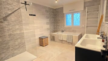 Bruser, hårtørrer, håndklæder, Toiletpapir