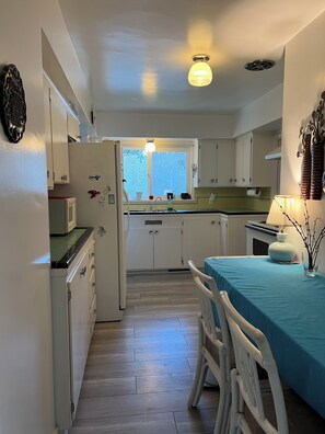 Private kitchen - Enjoyable 3-bedroom house in charming Surrey neighborhood, close to everything (Surrey)