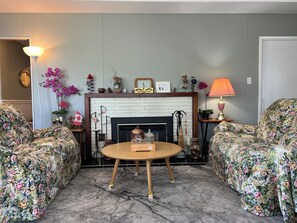 Living area - Enjoyable 3-bedroom house in charming Surrey neighborhood, close to everything (Surrey)