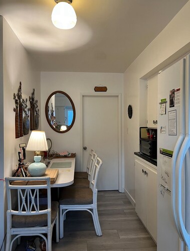 Enjoyable 3-bedroom house in charming Surrey neighborhood, close to everything