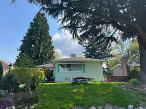 Exterior - Enjoyable 3-bedroom house in charming Surrey neighborhood, close to everything (Surrey)