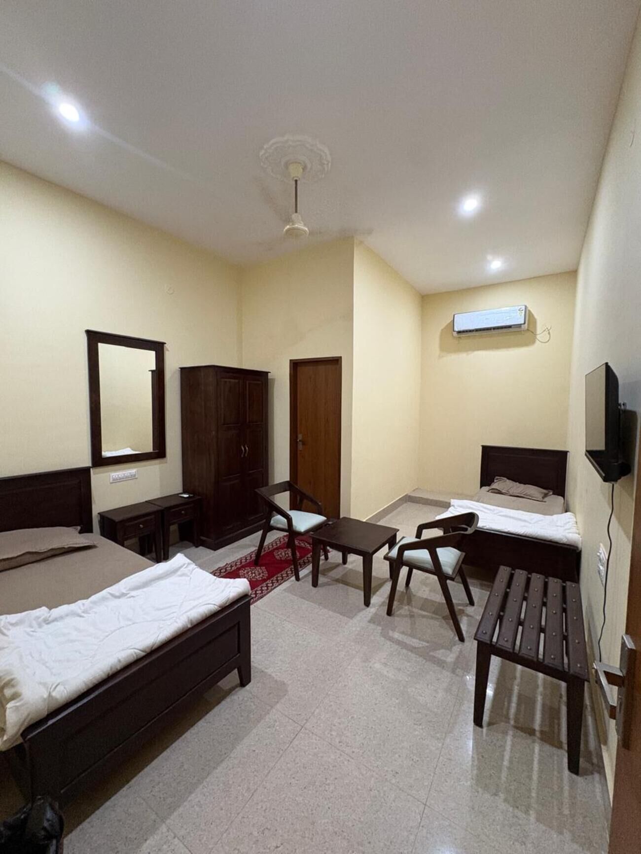 Habitación doble estándar | Escritorio, espacio para trabajar con laptop y wifi gratis 