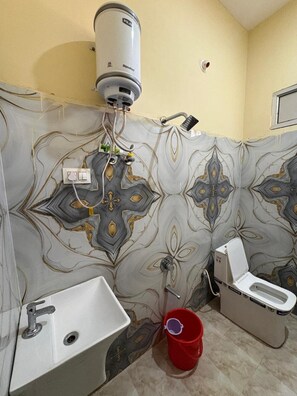 Habitación doble clásica | Baño | Toallas y jabón 