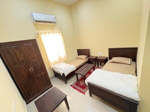 Habitación doble estándar | Escritorio, espacio para trabajar con laptop y wifi gratis 