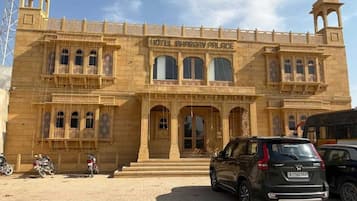 Un grand bâtiment sur lequel on peut lire l’inscription : « HÔTEL MARGAV PALACE ».