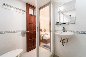 Superior Triple Room | Bathroom | Shower, towels - Collection O Dinh Dinh 2 - Near T3 (Tan Son Nhat, Ho Chi Minh, Ho-Chi-Minh)