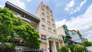 A hotel with a sign indicating it is a 'HOTEL BINI ROMA.' - Collection O Dinh Dinh 2 - Near T3 (Ho Chi Minh City)